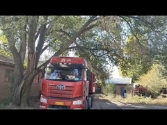 O nosso distribuidor está a descarregar os produtos no armazém.