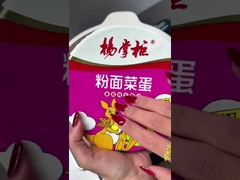 macarrão instantâneo, vermicelli, legumes e ovo com sabor a tomate