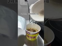 Também podes cozinhar os macarrões instantâneos desta forma.