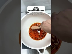 Cozinhar macarrão instantâneo com ovo frito com óleo de chili