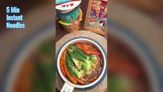 Refeição chinesa rápida com macarrão de batata doce de 5 minutos