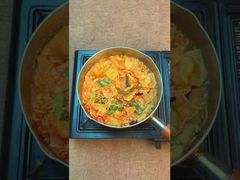 Que tal cozinhar o macarrão instantâneo desta forma?