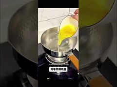Cozinhar macarrão instantâneo com espinafre e ovo
