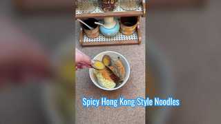 Refeição rápida com macarrão aletria picante estilo Hong Kong