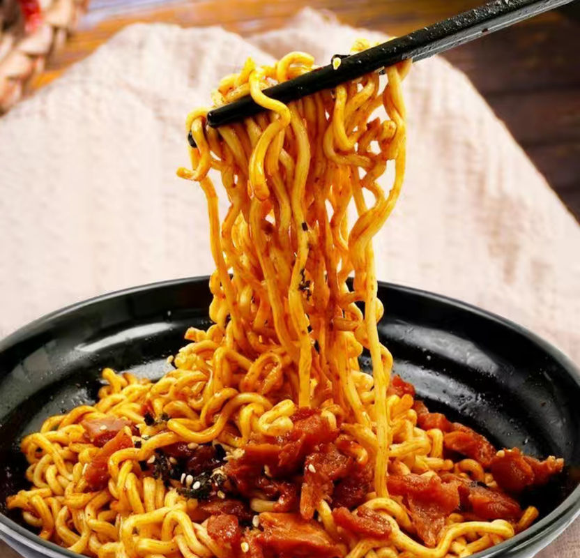 Noodles coreanos muito picantes e um pouco doces um must-have para os amantes de comida picante