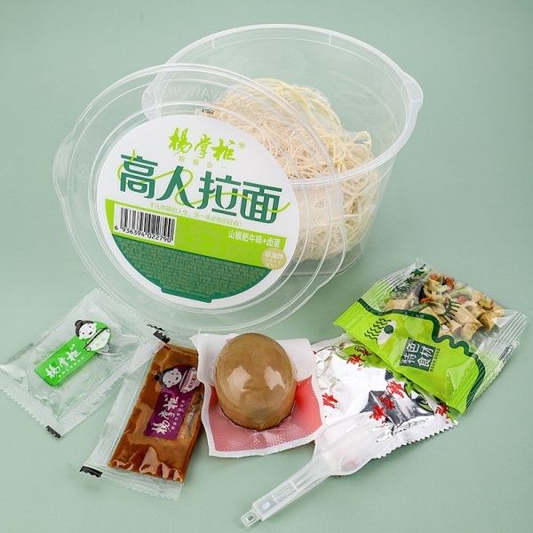Aromas picantes de carne bovina Ramen macarrão instantâneo não frito / taça de macarrão carne bovina picante e picante com ovo