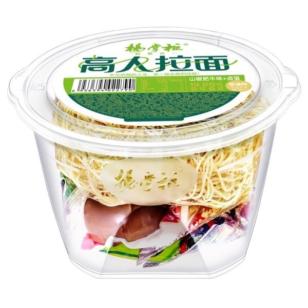 Ramen não frito, macarrão instantâneo com molho, tempero e ovo picante.