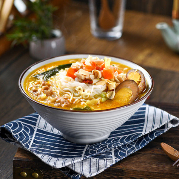Sopa de ouro sabor de carne de vaca picante e azedo Vermicelli instantânea de macarrão combinação de taça para cozinhar com água fervente