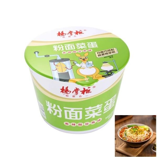 Sopa de feijão picante e picante com sabor a vermicelli e macarrão instantâneo com ingredientes ricos