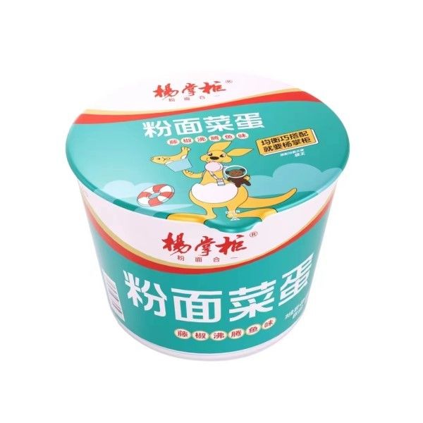 Deliciosas pimenta de ratão peixe cozido sabor Vermicelli e macarrão instantâneo com ovo marinado