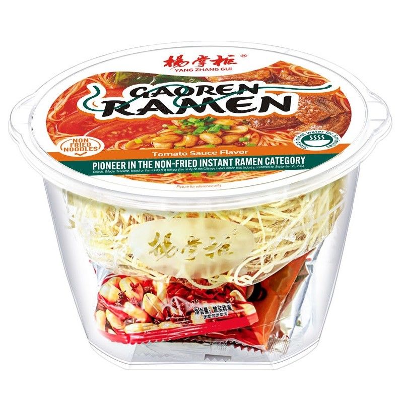 Sopa de macarrão instantâneo delicioso com método de cozimento de água fervente e sabor de sopa de tomate