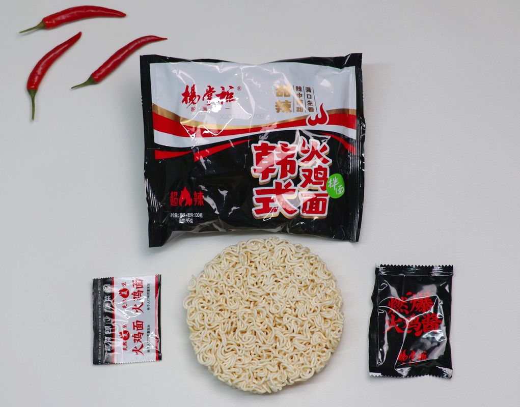 130g*24 Noodles instantâneos sabor de frango quente para o mercado de alta venda