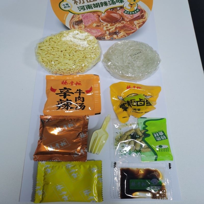 Macarrão instantâneo chinês picante e quente, vermicelli e macarrão, comida chinesa picante e picante, macarrão chinês