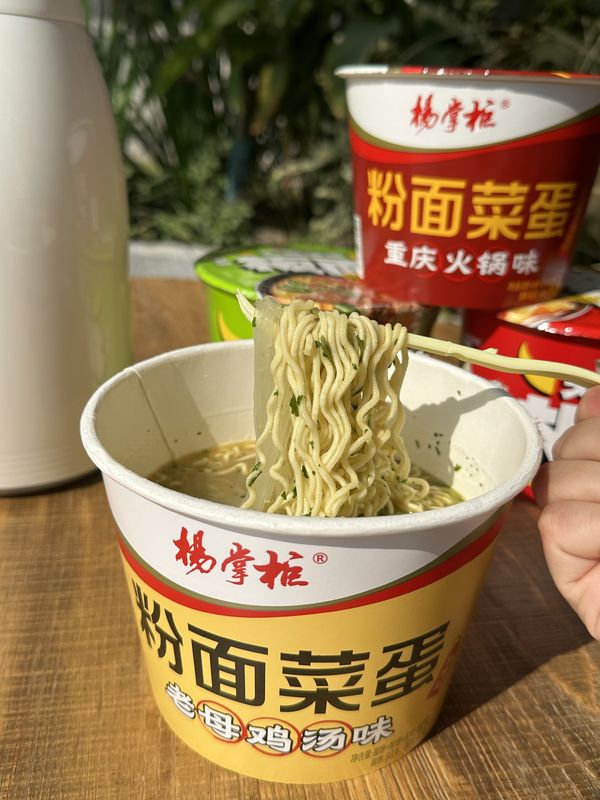 182g de Ramen instantâneo frito, macarrão de frango sabor de macarrão para o seu desejo de macarrão instantâneo.