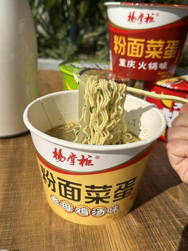Método de cozimento com água fervente Fritos instantâneos de ramen com macarrão 182g e ingredientes