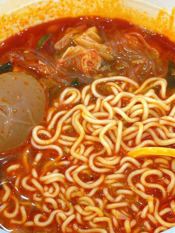 Método de cozimento de água fervente de macarrão instantâneo seco misturado
