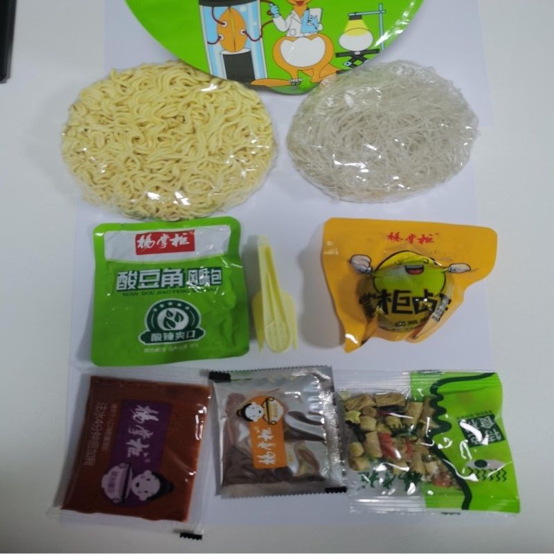 Fritos instantâneos com um ovo inteiro com vermicelli não frito Sopa deliciosa Fritos instantâneos