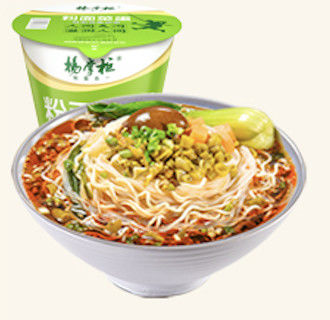 Fritos instantâneos com um ovo inteiro com vermicelli não frito Sopa deliciosa Fritos instantâneos