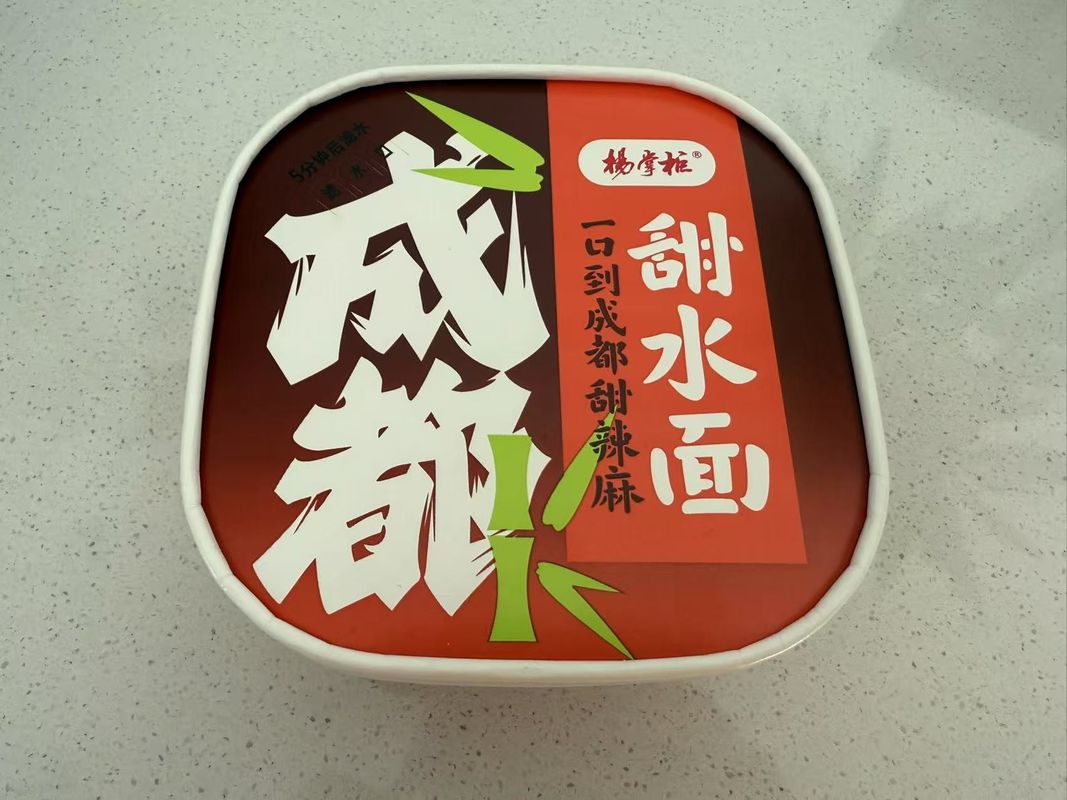 175g de macarrão instantâneo de ramen frito com sabor de macarrão doce de Chengdu e método de cozimento com água fervente.