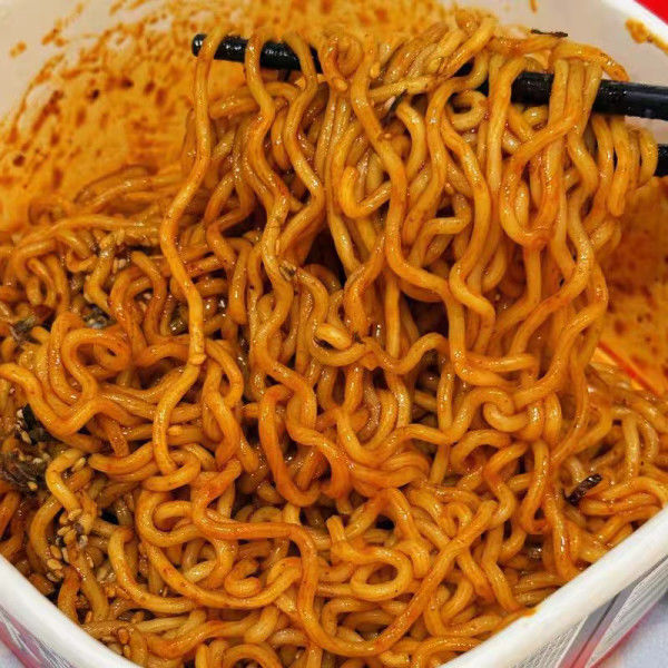 Pequenas macarrão secas picantes de Wuhan sabor a molho de gergelim picante para a sua experiência de macarrão chinês autêntico