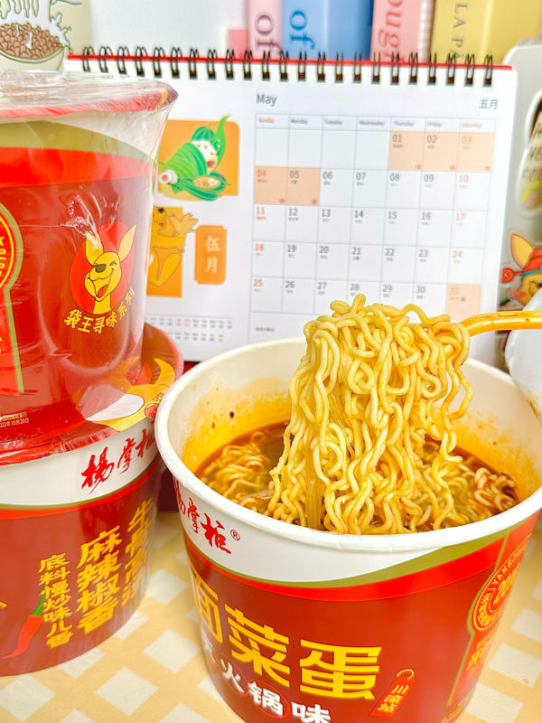 Chongqing Hotpot Flavor Cup Noodles com 12 meses de vida útil A solução B2B definitiva