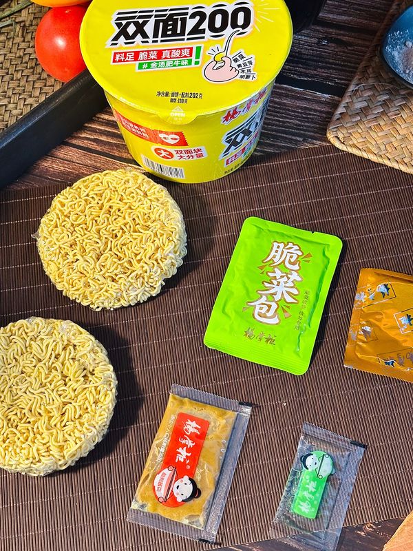 Método de Cozimento de Ramen Instantâneo: Água Fervente e Sopa Dourada com Sabor de Carne