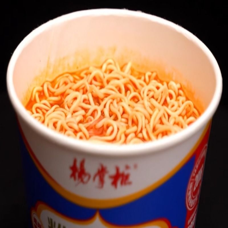 Macarrão instantâneo chinês em barril de papel fácil de cozinhar com sabor tradicional e novo