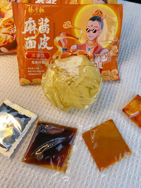 Macarrão instantâneo com sabor de pasta de gergelim com macarrão perfeito para restaurantes de fast food e fornecedores de serviços de alimentação que buscam produtos