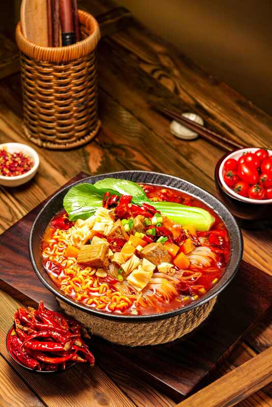 Chongqing Mala Cup Cup Noodles picantes 92g12 Pack Noodles instantâneos Ótimos para supermercados Restaurantes e lojas de conveniência