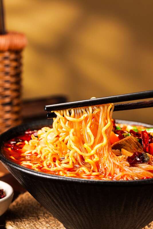 92g12 Cup Noodles Chongqing Mala Flavor Vegetal Ingredientes Instant Noodles Ideal para eventos Catering e hospitalidade serviços