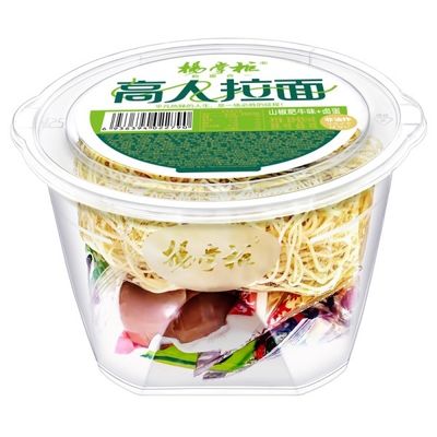 Aromas picantes de carne bovina Ramen macarrão instantâneo não frito / taça de macarrão carne bovina picante e picante com ovo