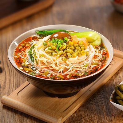 Sopa de feijão picante e picante com sabor a vermicelli e macarrão instantâneo com ingredientes ricos