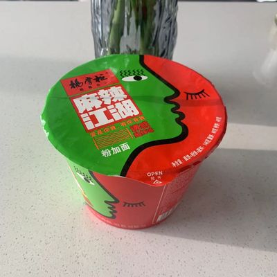 146 gramas de vermicelli picante e picante e macarrão instantâneo para uma deliciosa refeição